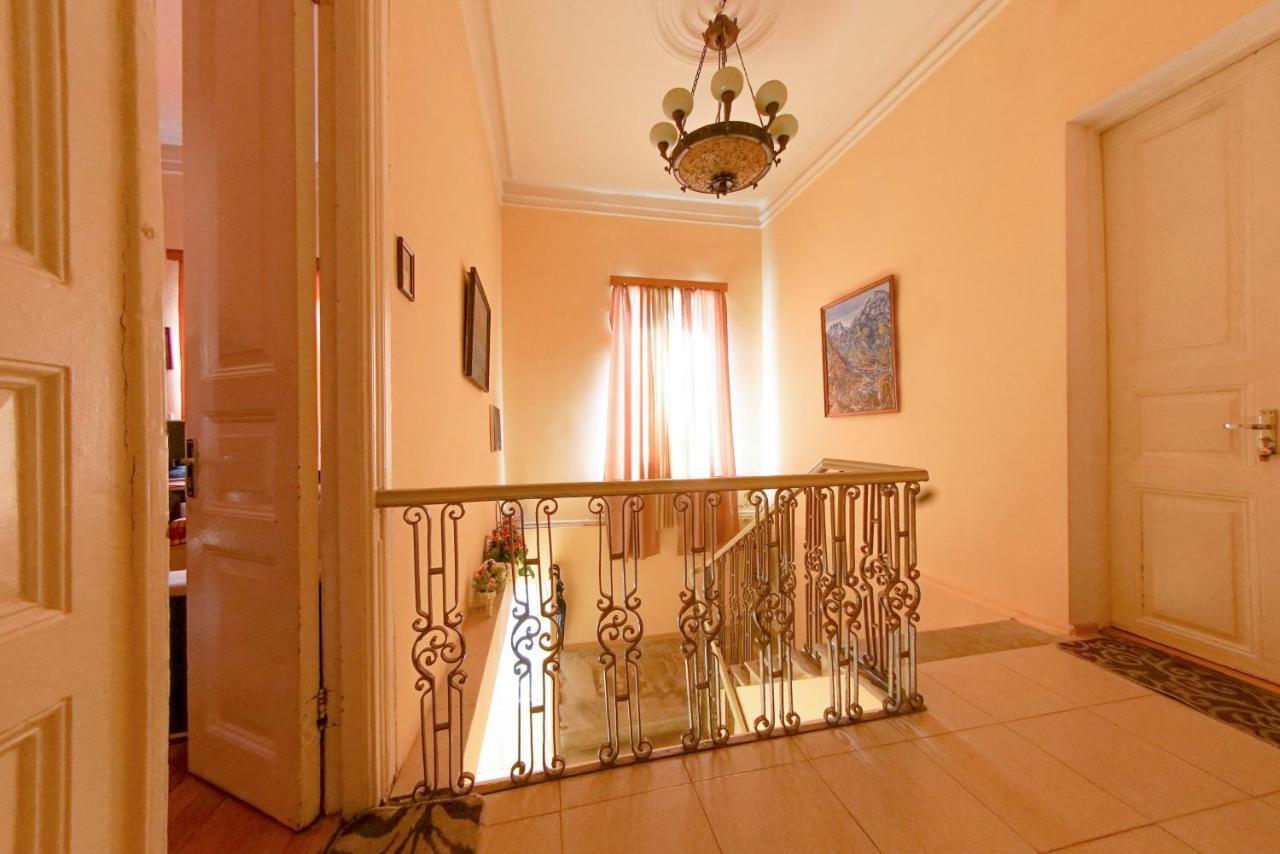 House 1899 Hotel Koetaisi Buitenkant foto